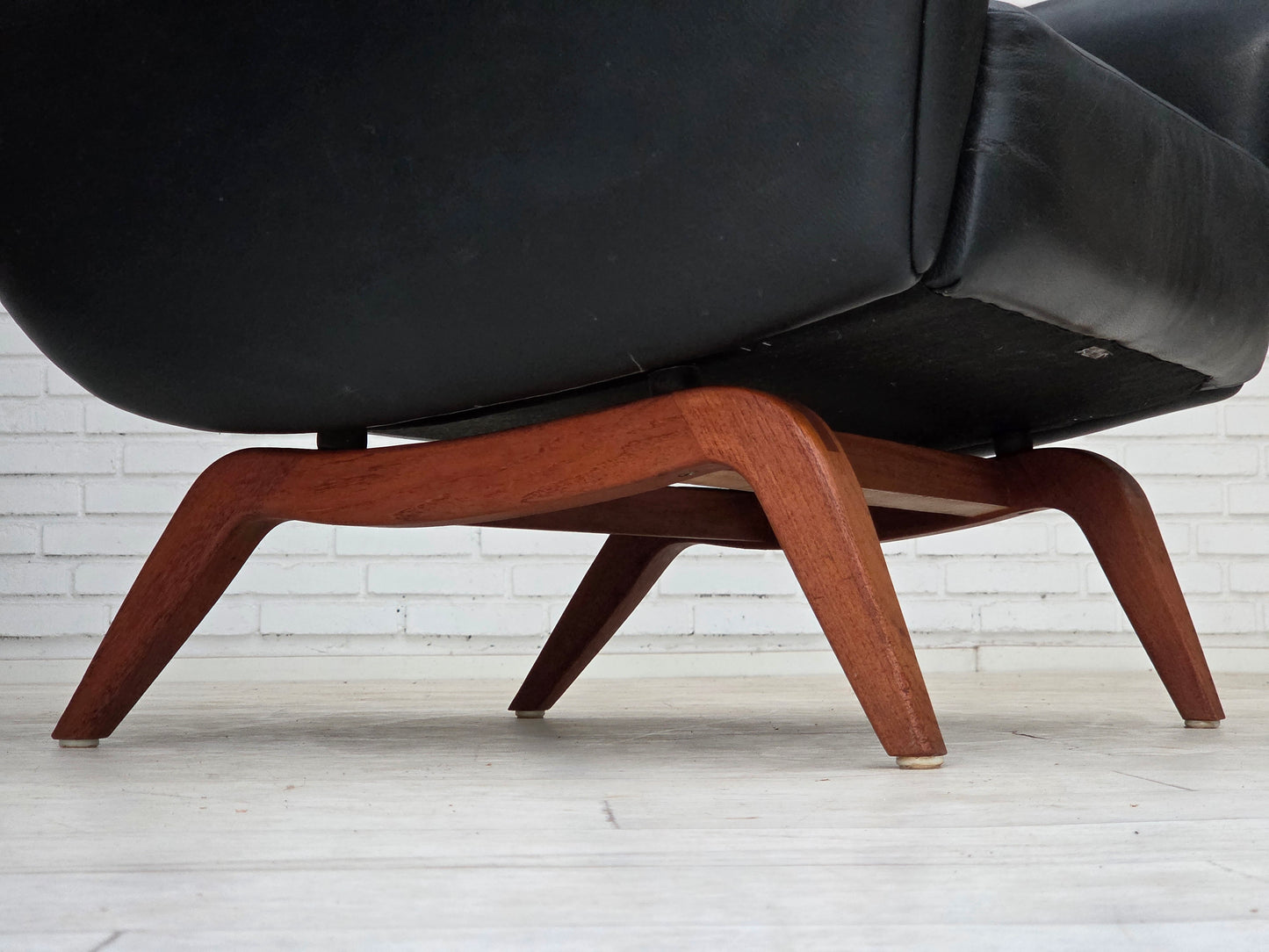 1960s, Danish design by Illum Wikkelsø, armchair, model 110, leather, teak wood.