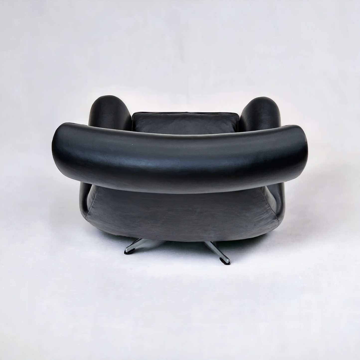 1960s, Danish swivel chair, original condition, leather, cast aluminium.