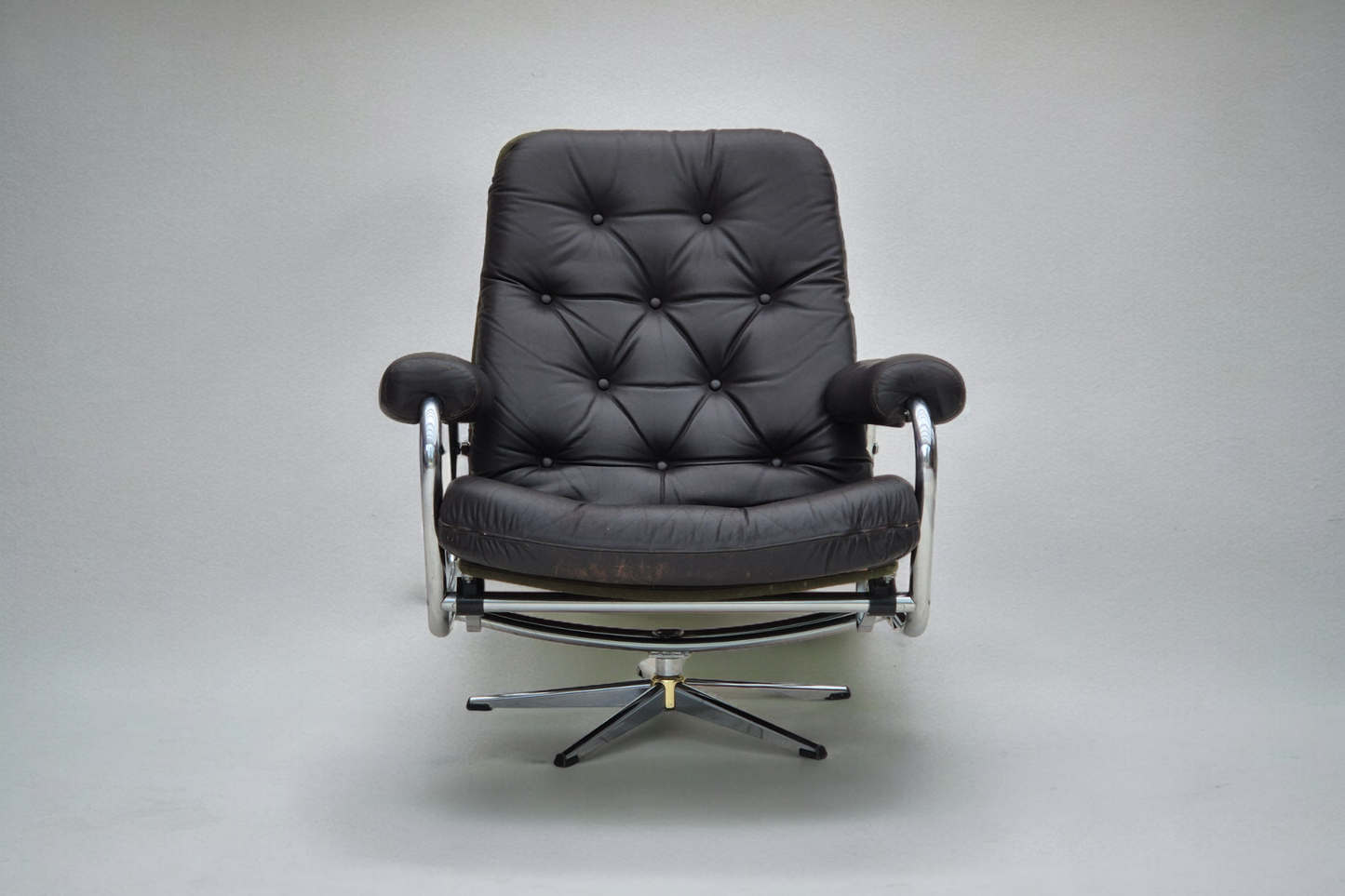 1970s, Danish swivel chair, original condition, leather, chrome steel.