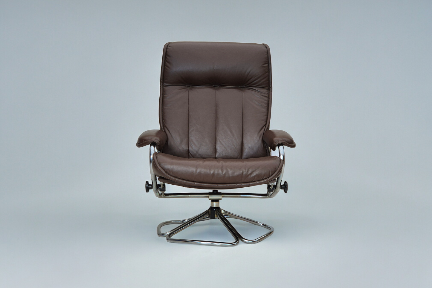 1970s, Danish swivel chair, original condition, leather, chrome steel.