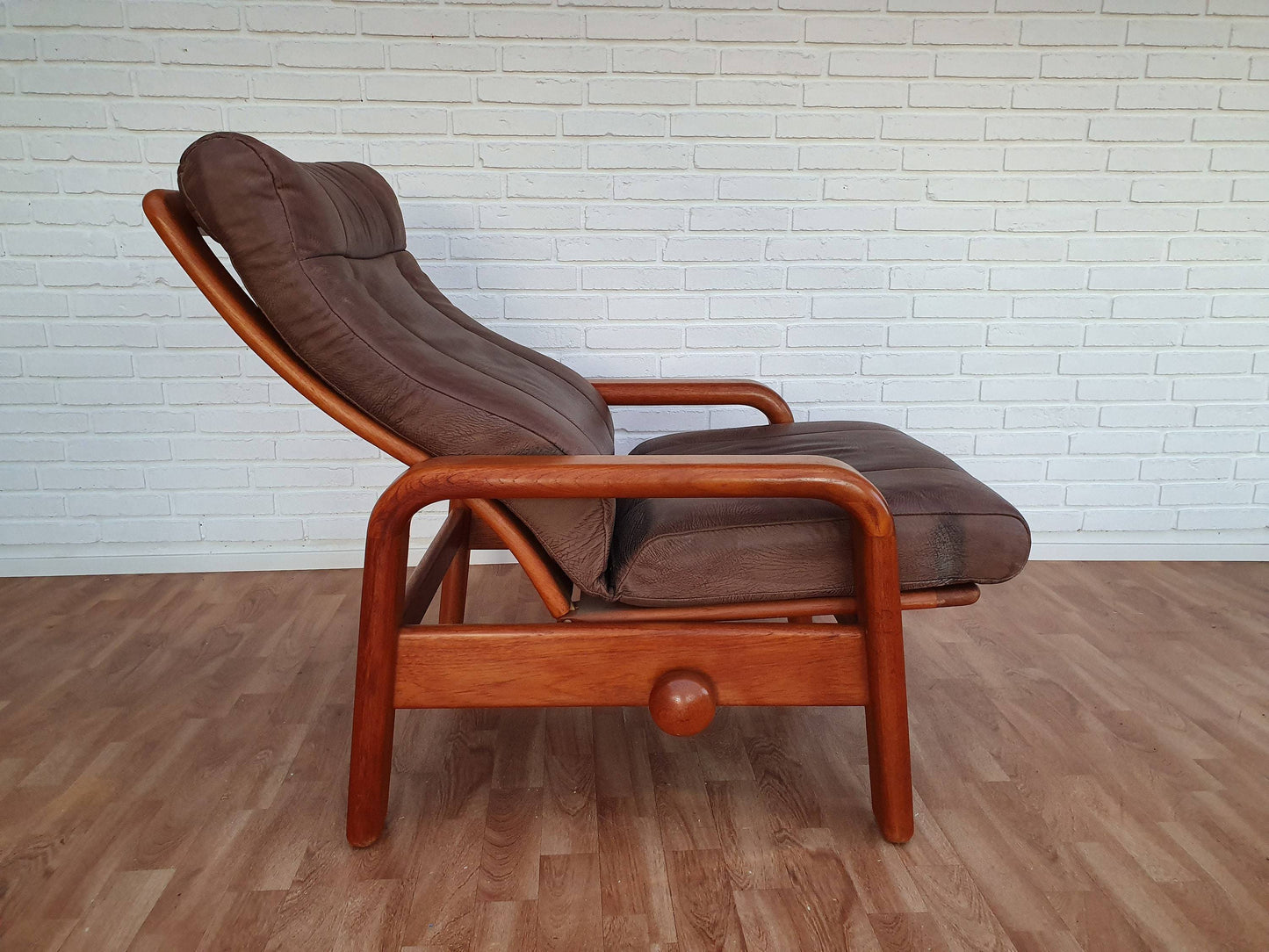 1980s, Danish adjustable lounge chair, HS Design, nubuck leather, solid teak wood.